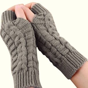Women’s fingerless gloves.
